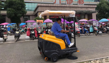 C120駕駛式掃地車服務于醫院